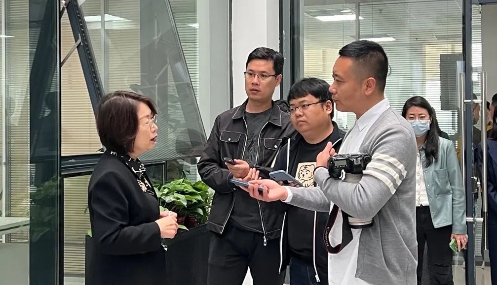 巾幗奮進(jìn)新征程，婦聯(lián)媒體采訪團(tuán)走進(jìn)藍(lán)曉科技